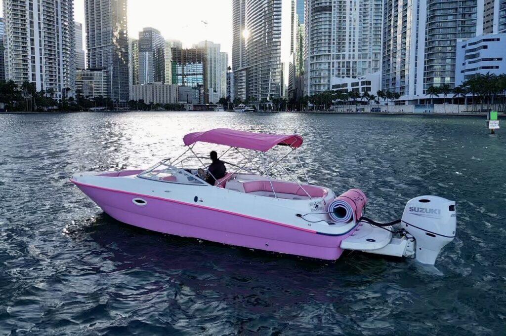 Chabelita, a 26 ft Bayliner 26 on the water in Miami