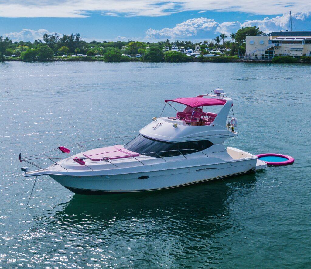 Lady G, a 43 ft Silverton 43 Flybridge on the water in Miami