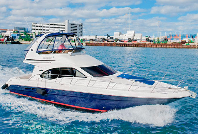 Mr Munch, a 50 ft Sea Ray 50 Flybridge on the water in Miami
